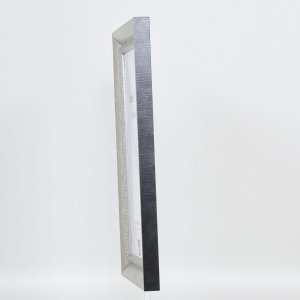 Efektný rám z masívneho dreva profil 28 strieborný 10,5x14,8 cm múzejné sklo