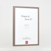 Efektný drevený rám profil 35 hnedý 13x13 cm antireflexné sklo