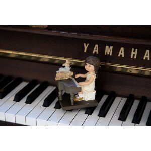 Clayre & Eef 6PR5029 Dieťa s klavírom – Dekoračná figúrka 10x6x10 cm hnedá